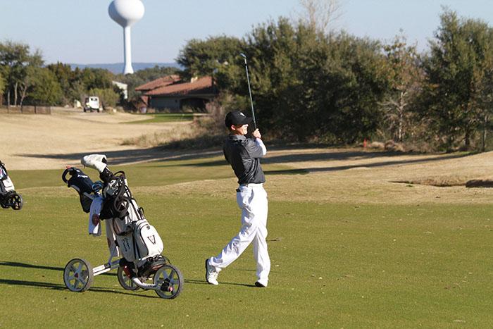 Senior Cooper Dossey shoots from the fairway. 