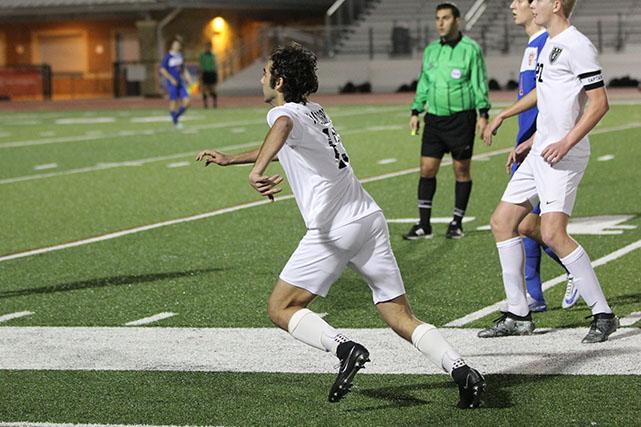 Varsity+soccer+team+beats+Westlake