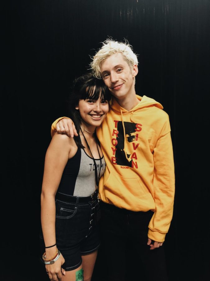 Kaliegh poses for a picture with Troye Sivan.