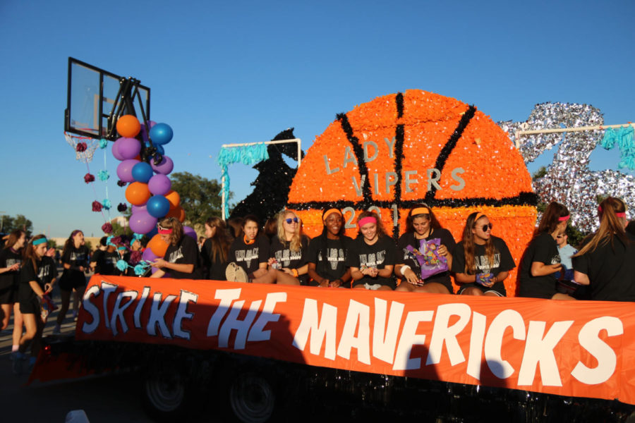 The float featured a basketball hoop, a basketball and a viper fighting a maverick.