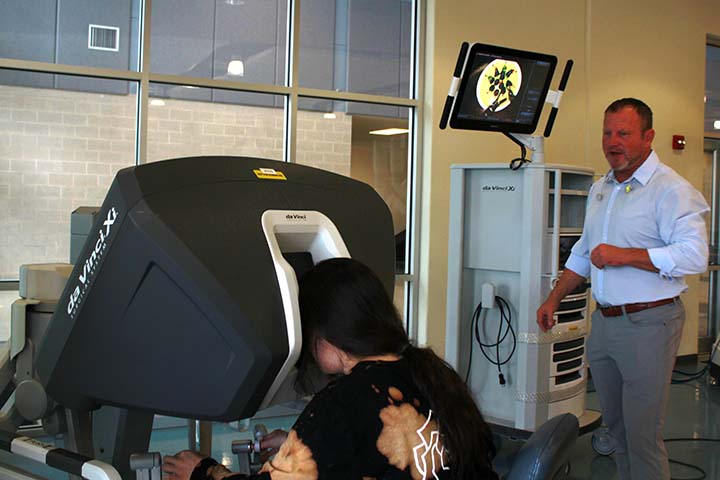 Sophomore Judy Shawabkeh uses the da Vinci Surgical System during Ms. Martins 6th period biomedical science class.