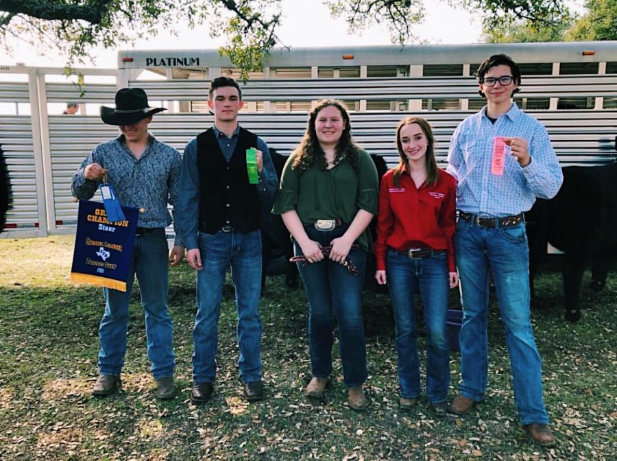 Students+%28left+to+right%29+Zach+Sagebiel+%2C+Bryce+Howsey%2C+Madeleine+Rawlings%2C+Camille+Barkhuizen%2C+and+Zach+Roush+pose+for+picture+after+placing+in+the+cattle+show.