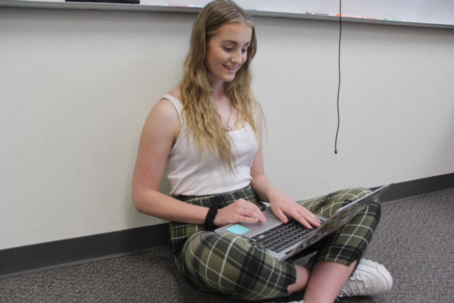 Junior Jenna Rigney works on a new post for her lifestyle blog during PIT. 