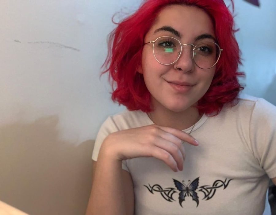 Leal shows off her bright pink hair in a selfie.