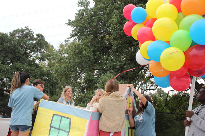 Members+of+PALS+work+together+to+put+up+their+float.