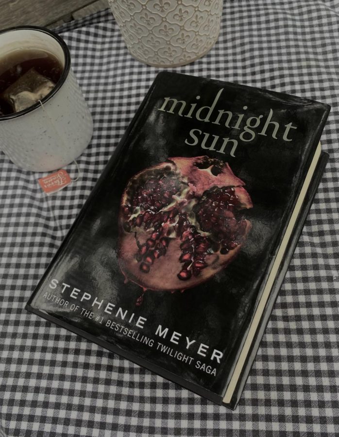 Midnight Sun written by Stephenie Meyer, author of the bestselling Twilight Saga.