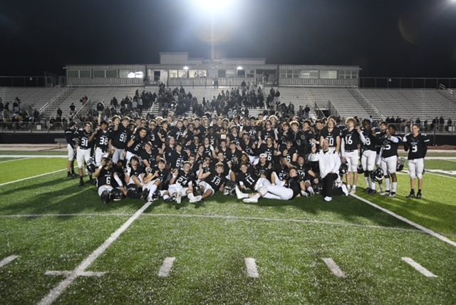 The+Varsity+football+team+beats+Vela+in+the+third+round+of+playoffs+with+a+score+of+38-14