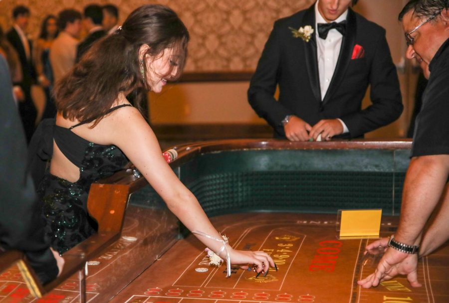 Rolling the dice: Students, staff venture downtown for Vegas prom