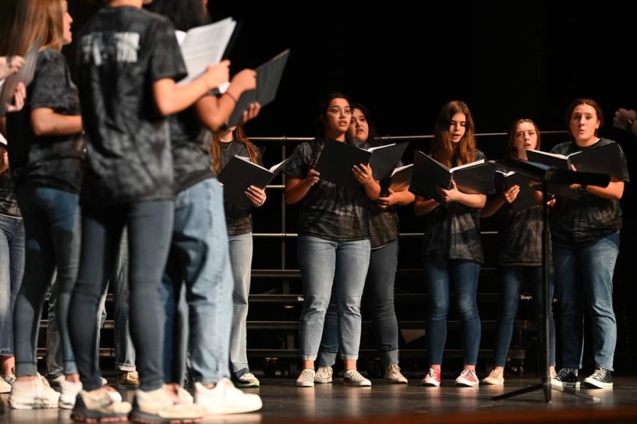 Chamber choir performs for the LISD showcase in preparation for the November convention.