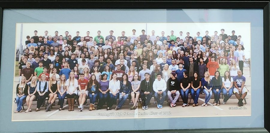 Senior class panoramic photo returns after COVID-19 gap